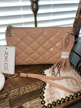 Jen & Co Quilted Patent Crossbody Bag/wristlet in Nude Beige